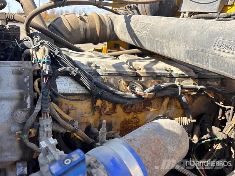 Western Star 4900 16000 L 6x4 Fuel Truck شاحنات ذات صهاريج