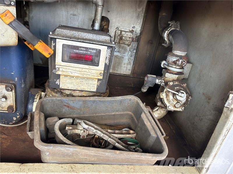 Western Star 4900 16000 L 6x4 Fuel Truck شاحنات ذات صهاريج