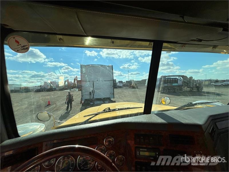Western Star 4900 16000 L 6x4 Fuel Truck شاحنات ذات صهاريج