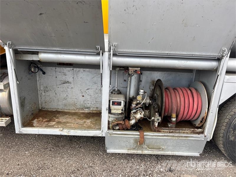 Western Star 4900 16000 L 6x4 Fuel Truck شاحنات ذات صهاريج