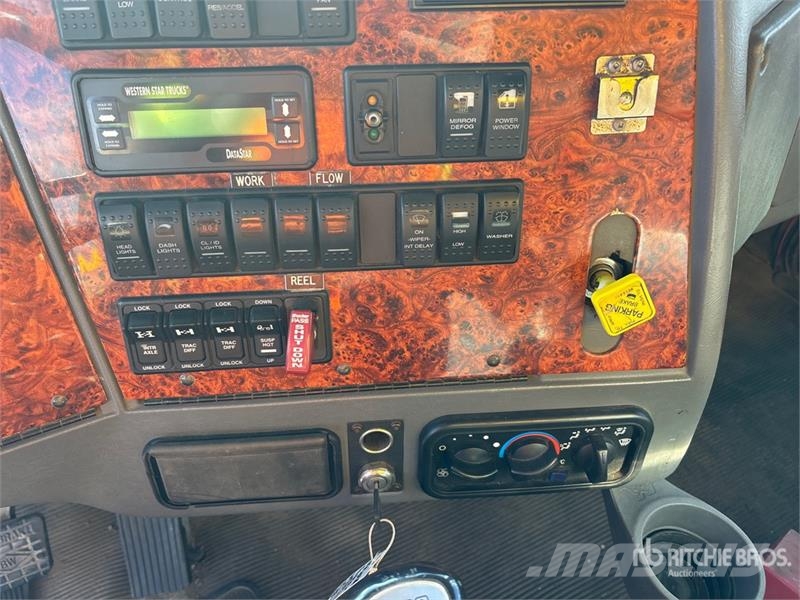 Western Star 4900 16000 L 6x4 Fuel Truck شاحنات ذات صهاريج