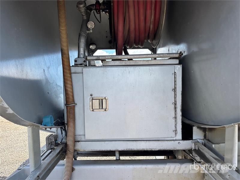 Western Star 4900 16000 L 6x4 Fuel Truck شاحنات ذات صهاريج