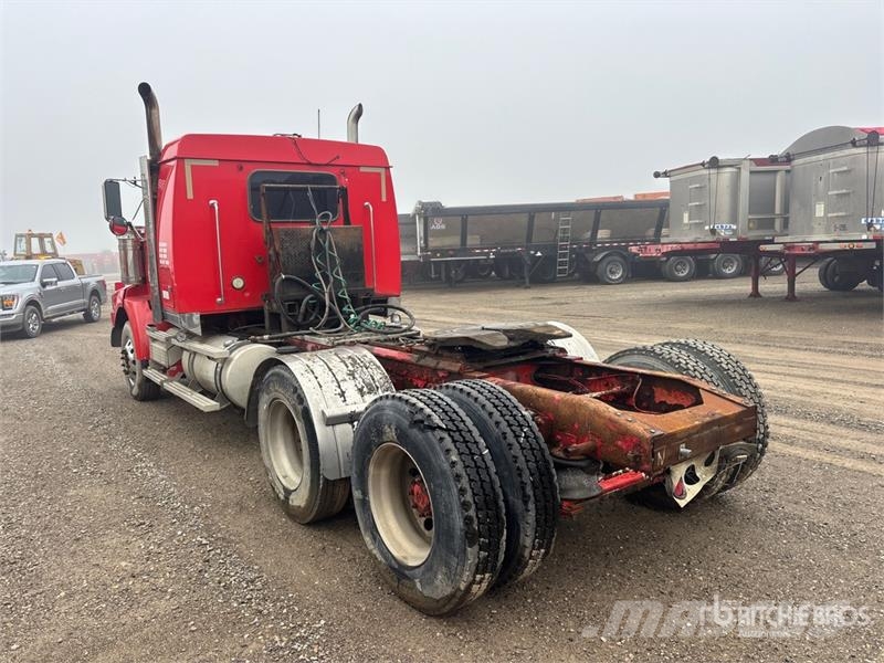 Western Star 4900 6x4 T/A Sleeper Truck Tractor (Inoperable) Vetopöytäautot