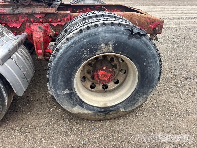 Western Star 4900 6x4 T/A Sleeper Truck Tractor (Inoperable) Vetopöytäautot