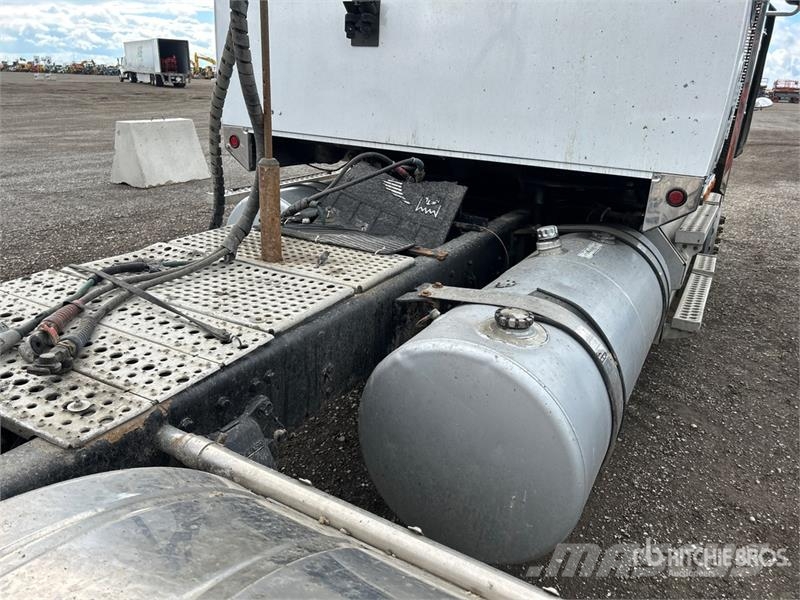 Western Star 4900 6x4 T/A Sleeper Truck Tractor Vetopöytäautot