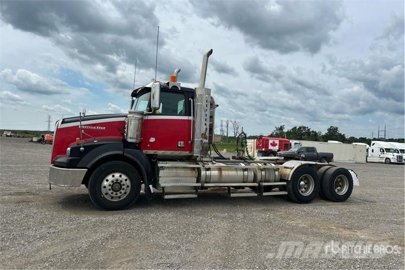 Western Star 4900 6x4 T/A Day Cab Truck Tractor Vetopöytäautot