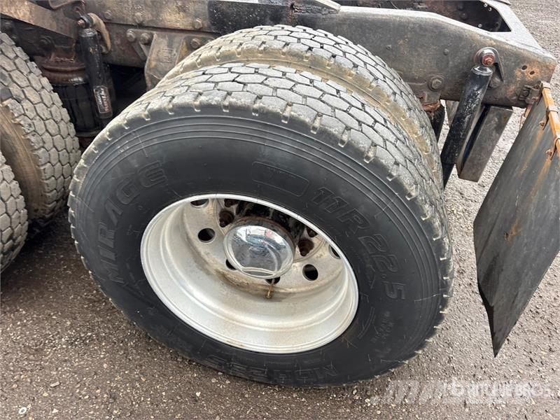 Western Star 4900 6x4 T/A Sleeper Truck Tractor 曳引機組件