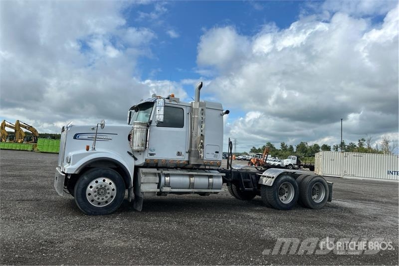 Western Star 4900 6x4 T/A Sleeper Truck Tractor Vetopöytäautot