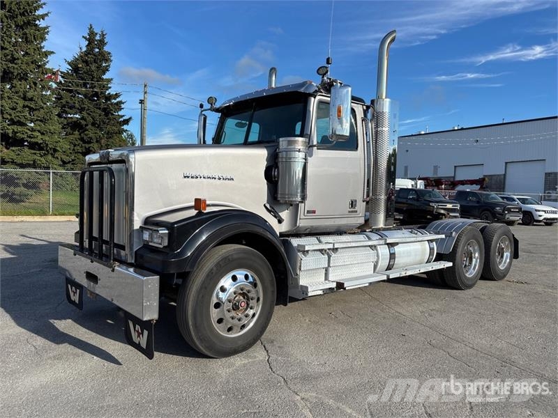 Western Star 4900 6x4 T/A Day Cab Truck Tractor Vetopöytäautot
