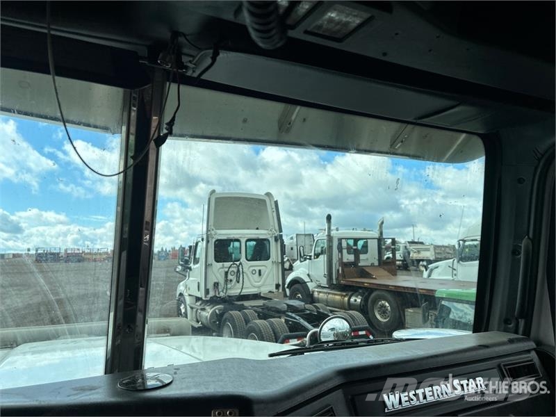 Western Star 4900 6x4 T/A Sleeper Truck Tractor Vetopöytäautot