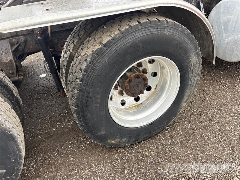 Western Star 4900 6x4 T/A Sleeper Truck Tractor 曳引機組件