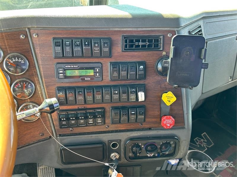 Western Star 4900 6x4 T/A Day Cab Truck Tractor Vetopöytäautot