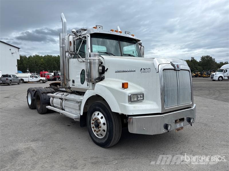 Western Star 4900 6x4 T/A Day Cab Truck Tractor Vetopöytäautot