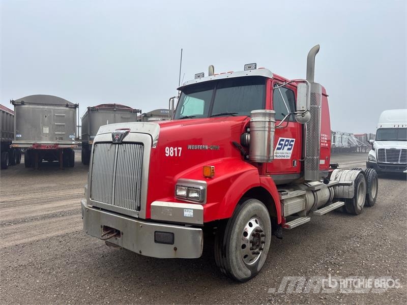 Western Star 4900 6x4 T/A Sleeper Truck Tractor (Inoperable) Vetopöytäautot