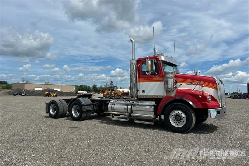 Western Star 4900 6x4 T/A Day Cab Truck Tractor Vetopöytäautot