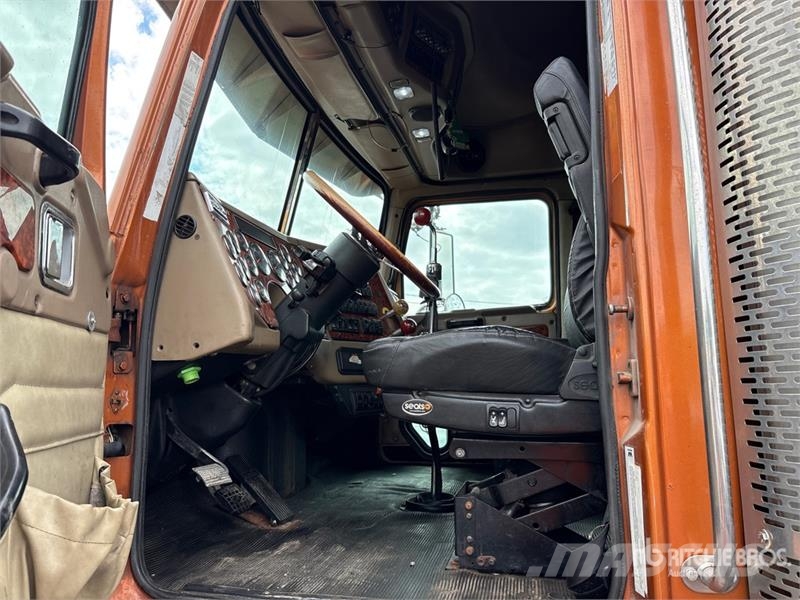 Western Star 4900 6x4 T/A Sleeper Truck Tractor Vetopöytäautot