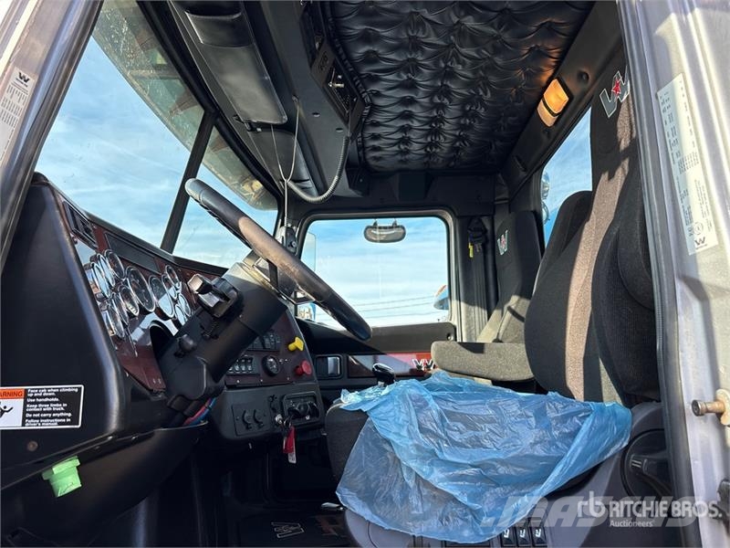 Western Star 4900 6x4 T/A Day Cab Truck Tractor Vetopöytäautot