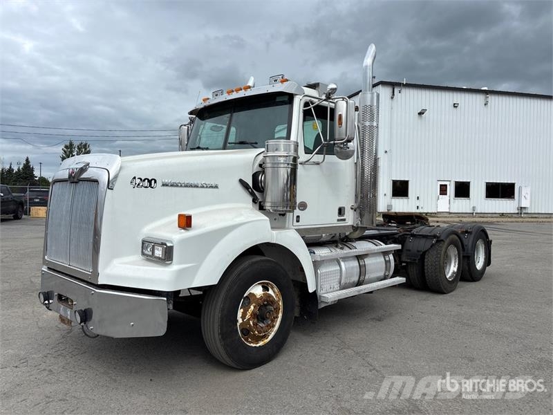 Western Star 4900 6x4 T/A Day Cab Truck Tractor Vetopöytäautot