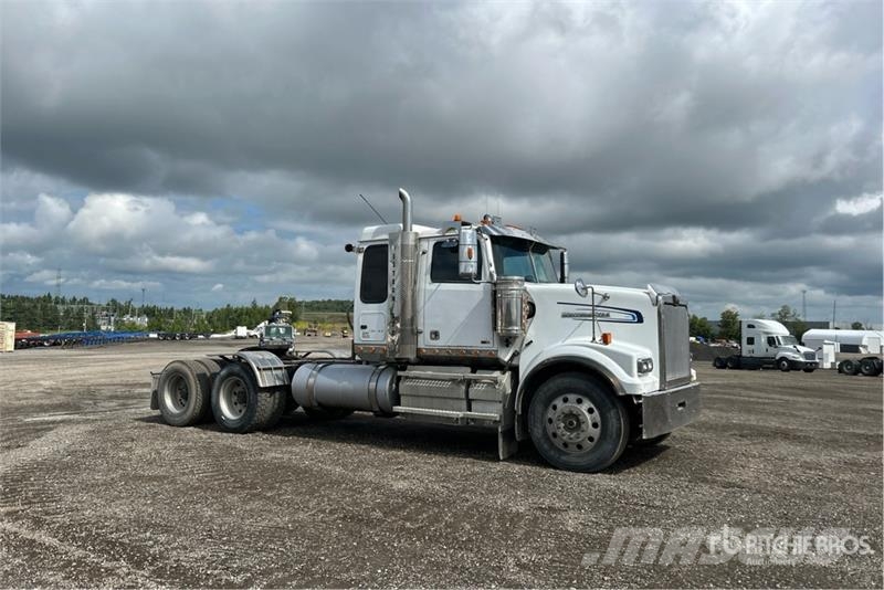 Western Star 4900 6x4 T/A Sleeper Truck Tractor Vetopöytäautot