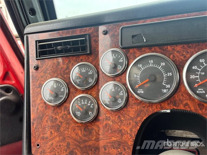 Western Star 4900 6x4 T/A Sleeper Truck Tractor (Inoperable) Vetopöytäautot