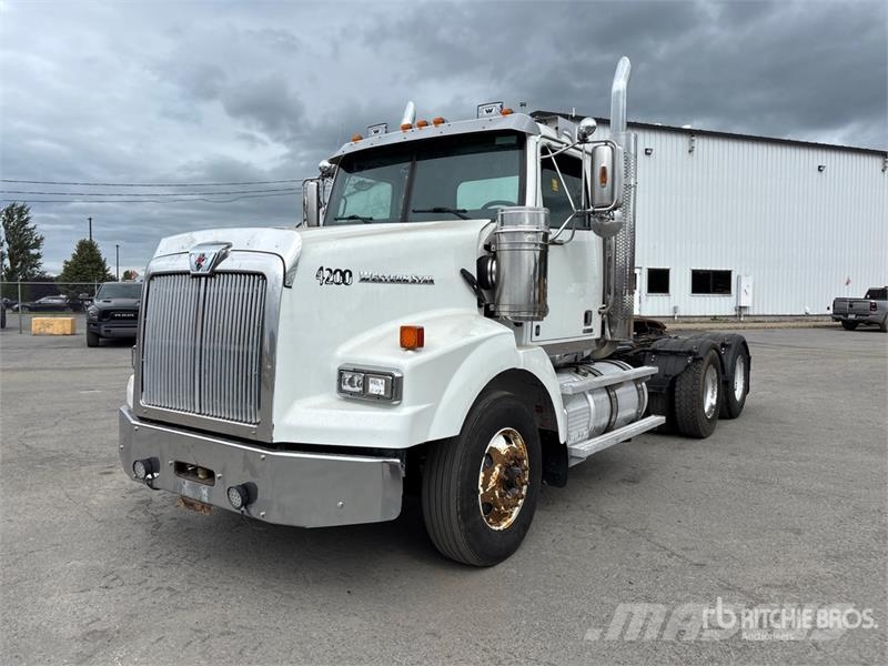 Western Star 4900 6x4 T/A Day Cab Truck Tractor Vetopöytäautot
