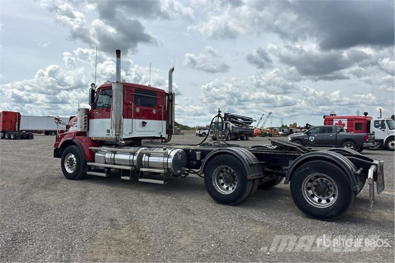 Western Star 4900 6x4 T/A Day Cab Truck Tractor Vetopöytäautot