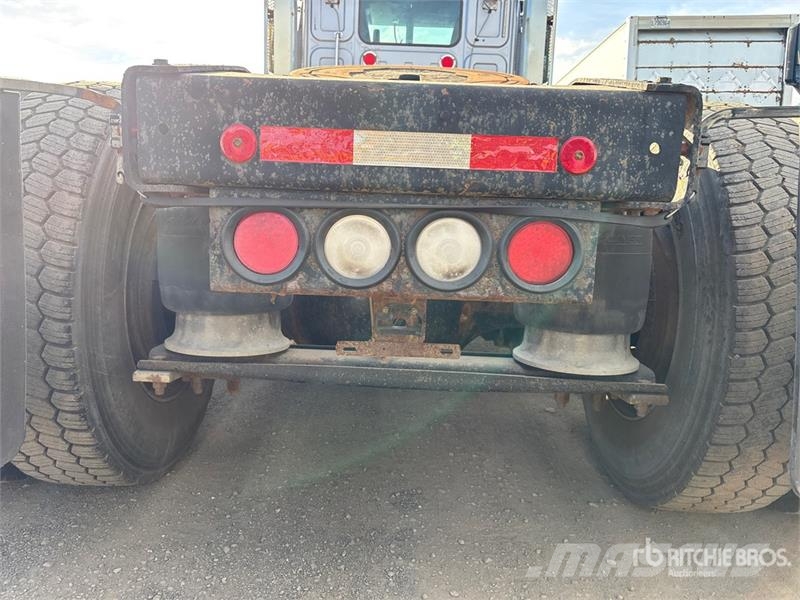 Western Star 4900 6x4 T/A Day Cab Truck Tractor Vetopöytäautot
