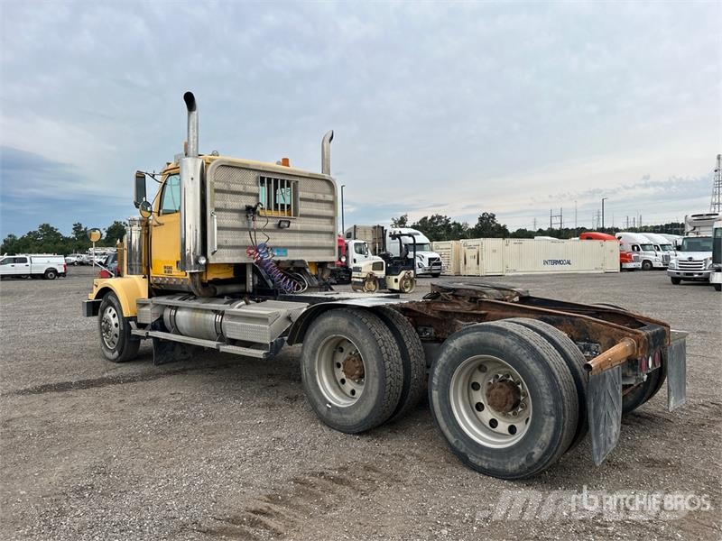 Western Star 4900 6x4 T/A Day Cab Truck Tractor Vetopöytäautot