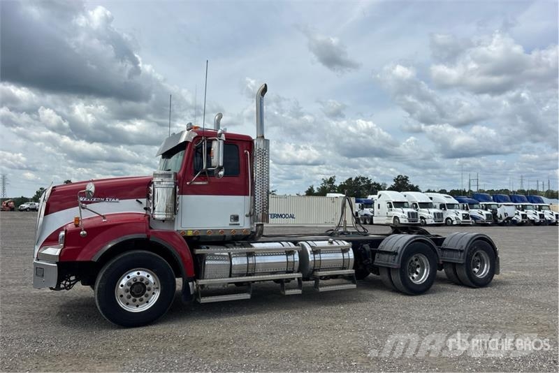 Western Star 4900 6x4 T/A Day Cab Truck Tractor Vetopöytäautot