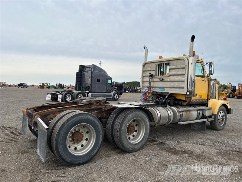 Western Star 4900 6x4 T/A Day Cab Truck Tractor Vetopöytäautot