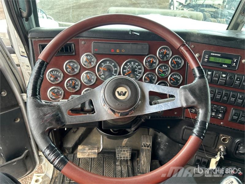 Western Star 4900 6x4 T/A Sleeper Truck Tractor Vetopöytäautot