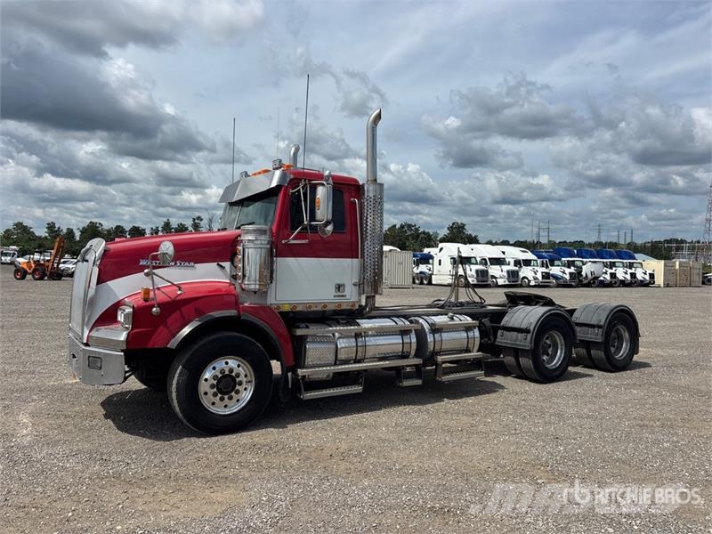 Western Star 4900 6x4 T/A Day Cab Truck Tractor Vetopöytäautot