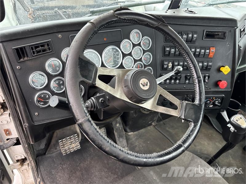 Western Star 4900 6x4 T/A Day Cab Truck Tractor Vetopöytäautot