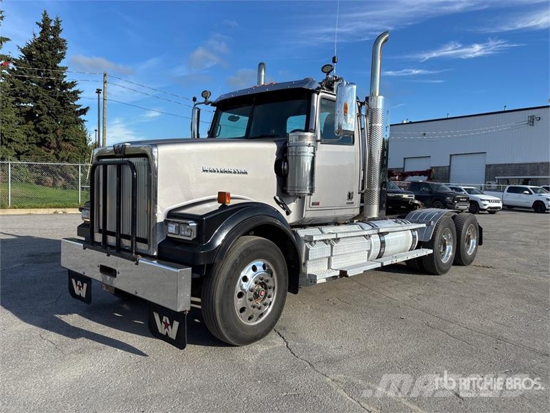 Western Star 4900 6x4 T/A Day Cab Truck Tractor Vetopöytäautot