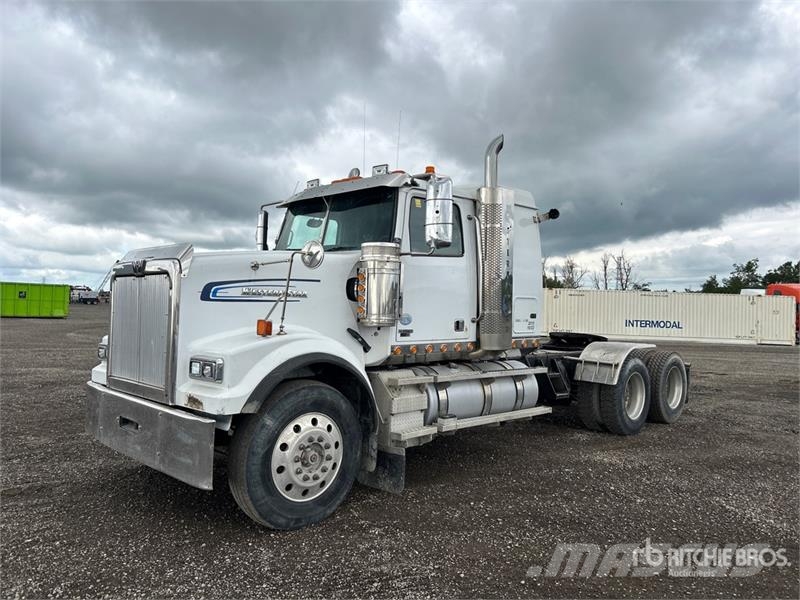 Western Star 4900 6x4 T/A Sleeper Truck Tractor Vetopöytäautot