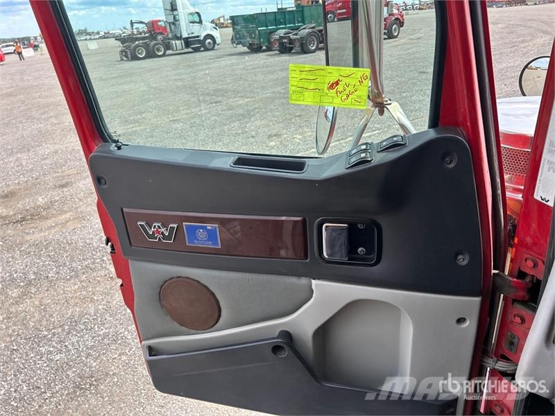 Western Star 4900 6x4 T/A Day Cab Truck Tractor Vetopöytäautot