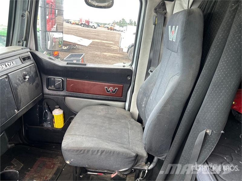 Western Star 4900 6x4 T/A Sleeper Truck Tractor Vetopöytäautot