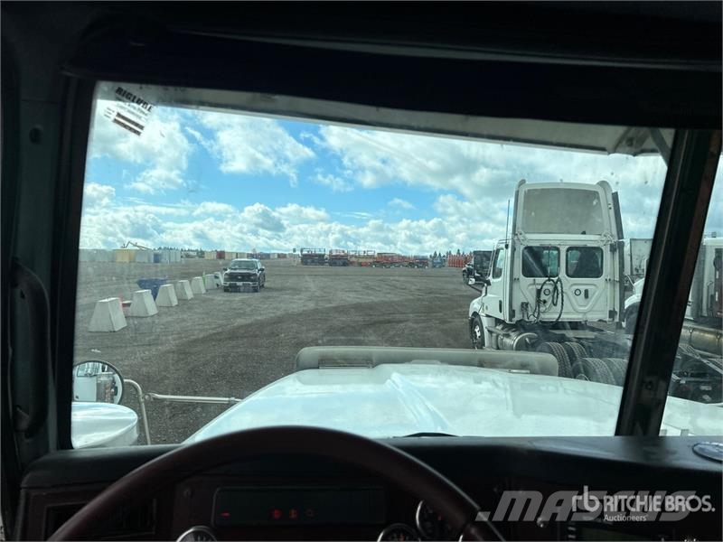 Western Star 4900 6x4 T/A Sleeper Truck Tractor Vetopöytäautot