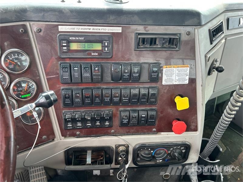 Western Star 4900 6x4 T/A Day Cab Truck Tractor Vetopöytäautot