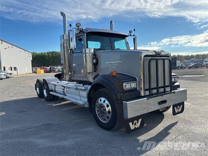 Western Star 4900 6x4 T/A Day Cab Truck Tractor Vetopöytäautot