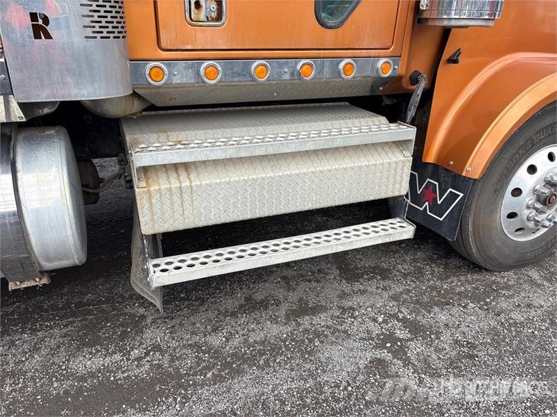 Western Star 4900 6x4 T/A Sleeper Truck Tractor Vetopöytäautot