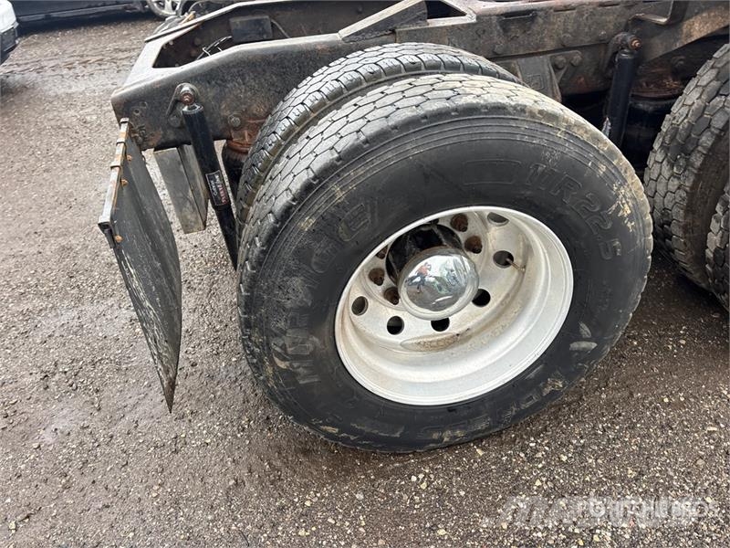 Western Star 4900 6x4 T/A Sleeper Truck Tractor 曳引機組件