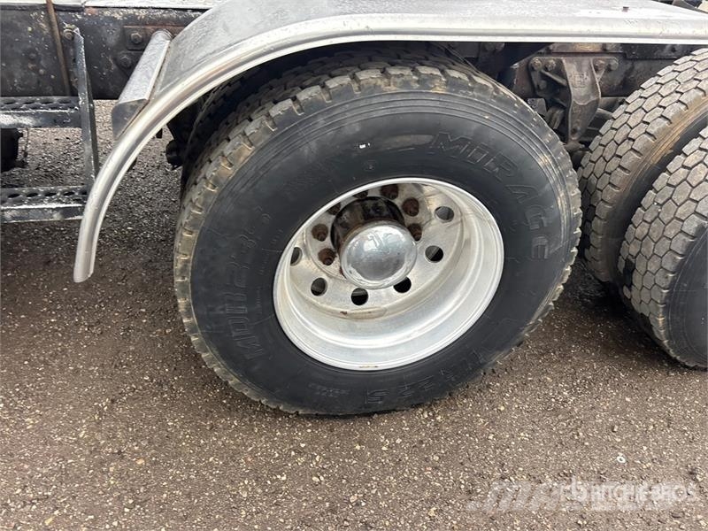 Western Star 4900 6x4 T/A Sleeper Truck Tractor 曳引機組件