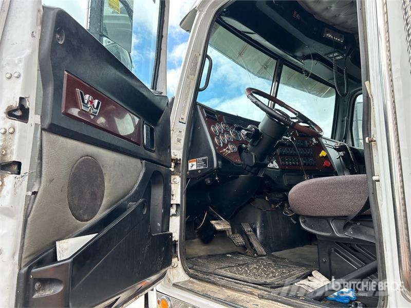Western Star 4900 6x4 T/A Sleeper Truck Tractor Vetopöytäautot