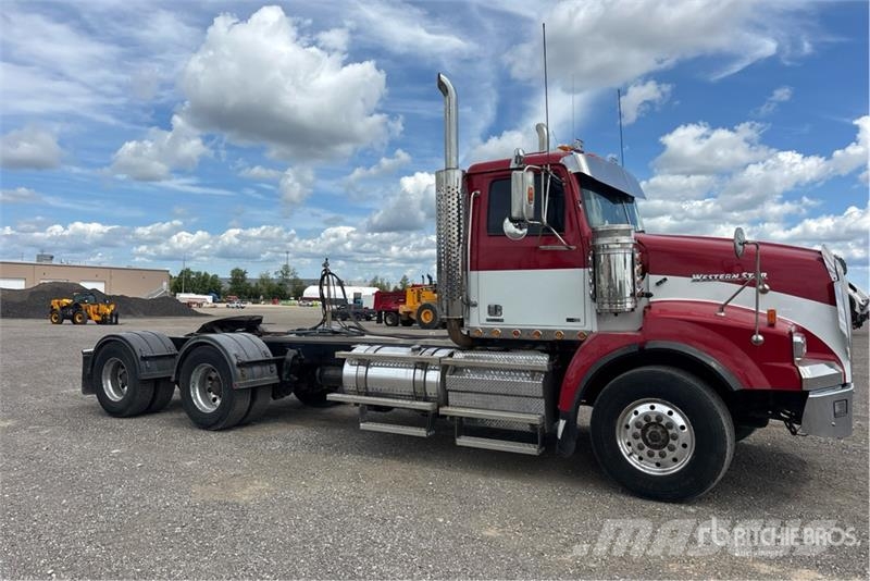 Western Star 4900 6x4 T/A Day Cab Truck Tractor Vetopöytäautot