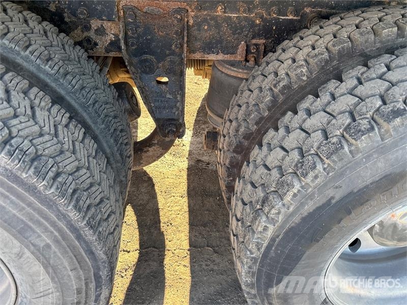 Western Star 4900 8x4 Twin-Steer T/A Dump Truck Camion benne