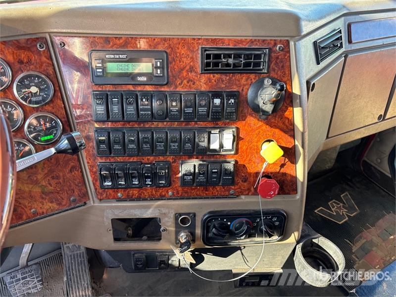 Western Star 4900 8x4 Twin-Steer T/A Dump Truck Camion benne