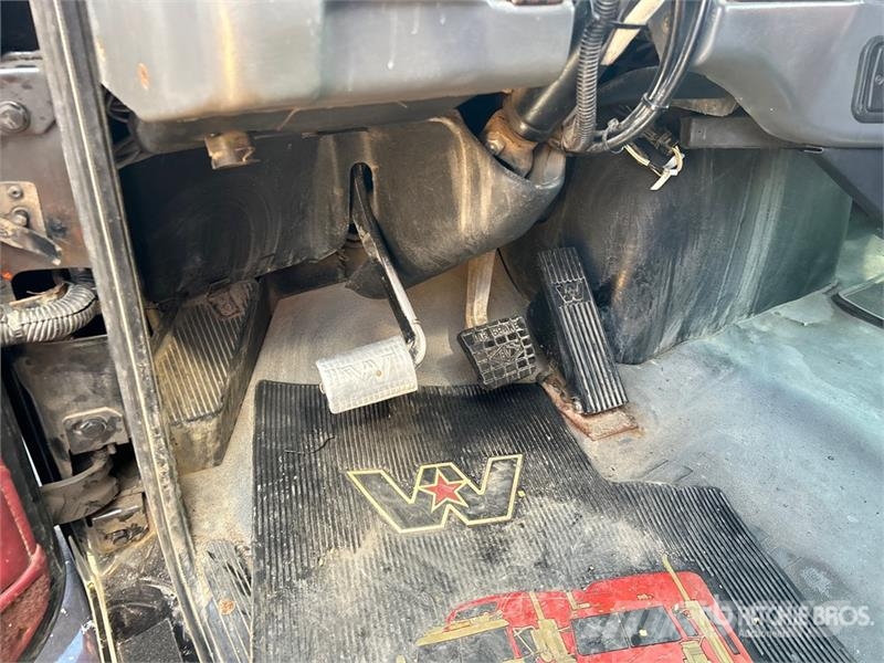 Western Star 4900 8x4 Tri/A Sleeper Truck Tractor Влекачи
