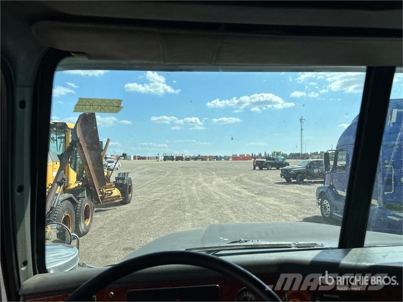 Western Star 4900 8x4 Tri/A Sleeper Truck Tractor Влекачи