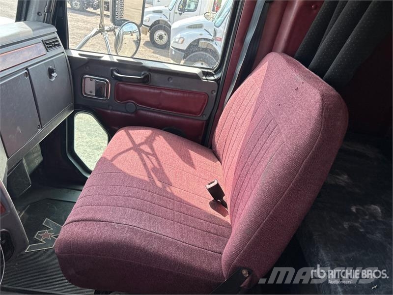 Western Star 4900 8x4 Tri/A Sleeper Truck Tractor Влекачи